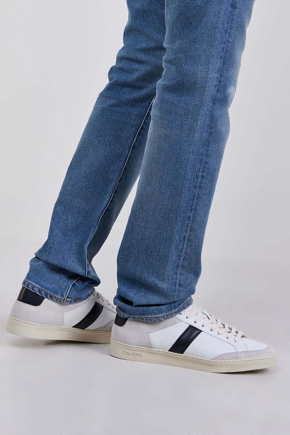 תמונת כל הלוק של נעלי סניקרס